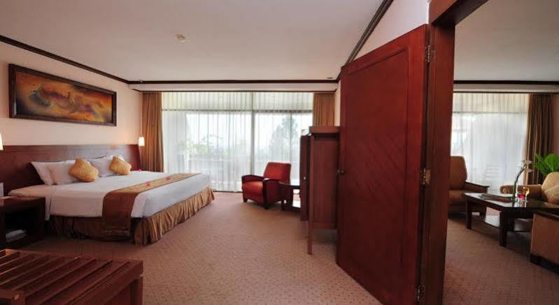 Patra Semarang Hotel & Convention Exterior photo
